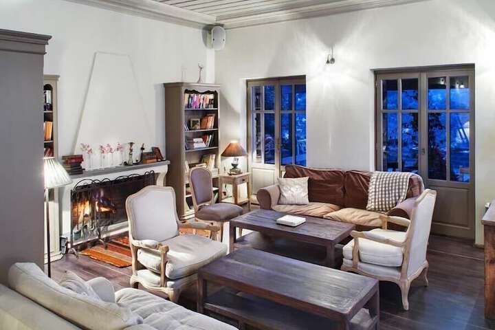 Lounge 20 of 33
