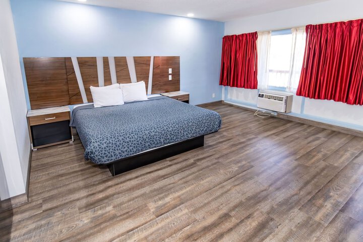 Basic Room 1 King Bed (4 of 5)