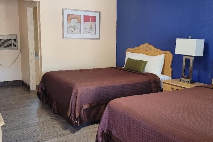2 Queen Beds Private Bathroom (3 of 20)