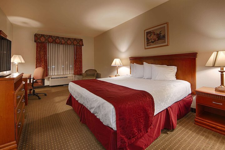 1 King Bed Work Desk Microwave and Refrigerator Full Breakfast (2 of 8)