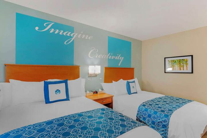 2 Queen Beds (8 of 17)