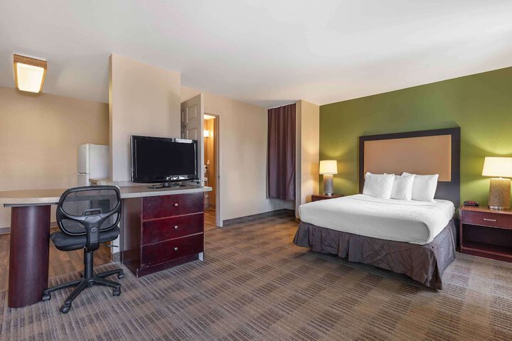 Deluxe Studio Double Bed Accessible (7 of 15)