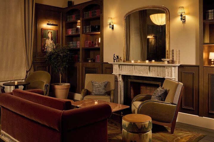 Lounge 37 of 38
