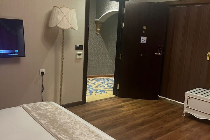 Room 18 of 76