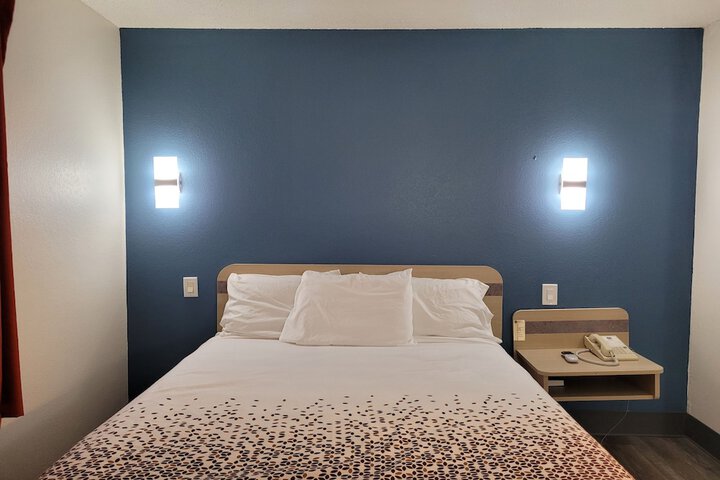 1 Queen Bed (14 of 19)