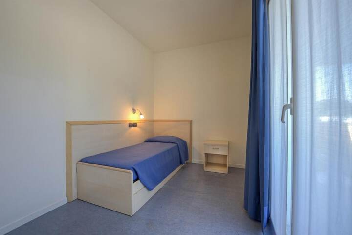 Room 9 of 33