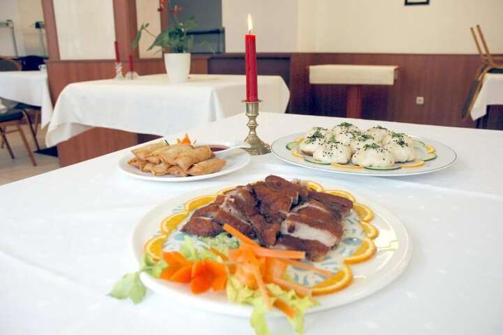 Dining 40 of 53