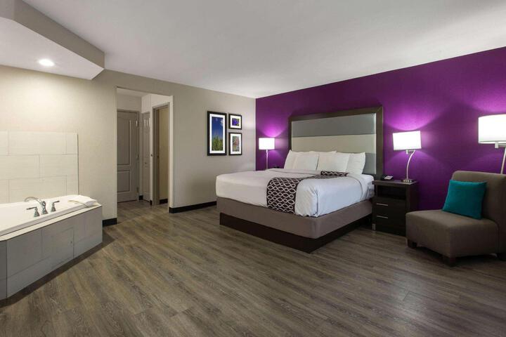 1 Queen Bed Mobility Accessible (8 of 8)