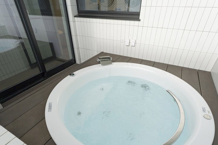 Hot Tub 67 of 111
