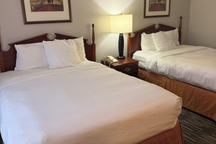 2 Queen Beds (10 of 10)