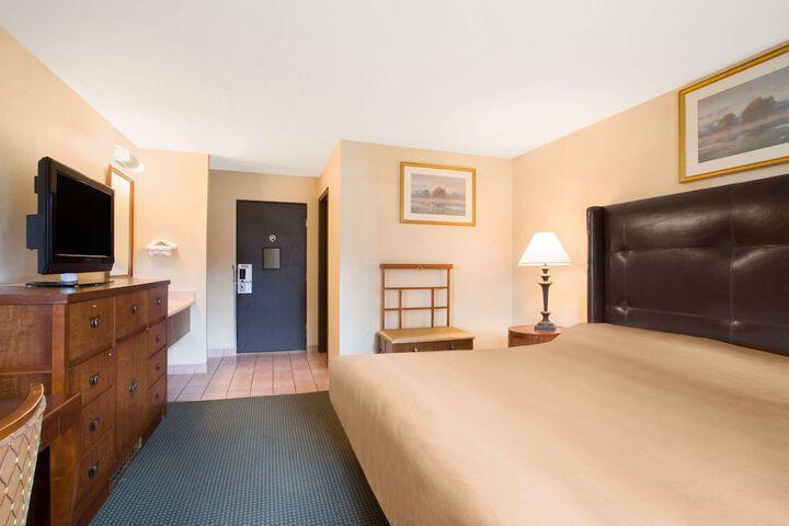 Room 7 of 17