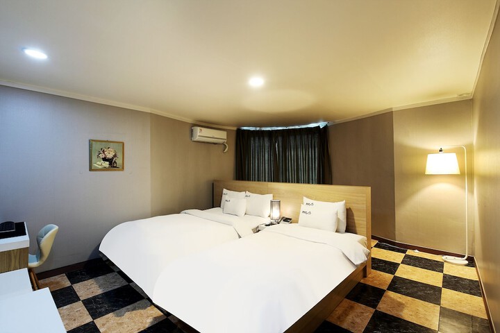 Room 4 of 47