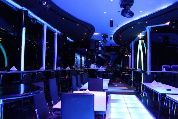 Lounge 27 of 36