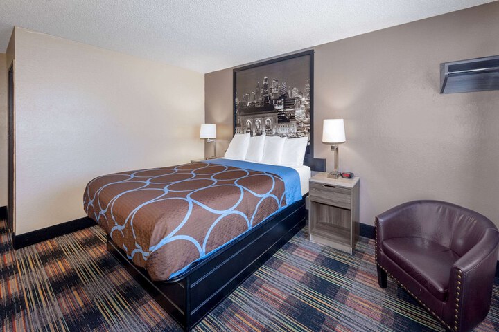1 King Bed (2 of 14)