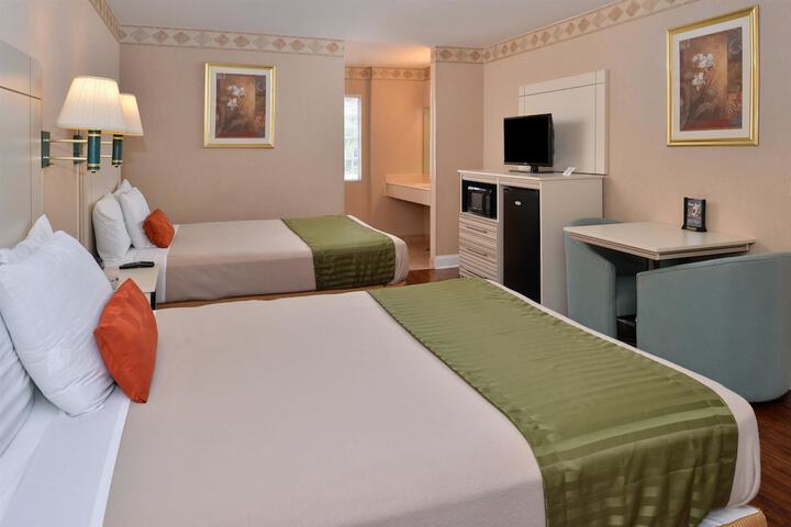1 Queen Bed (5 of 12)