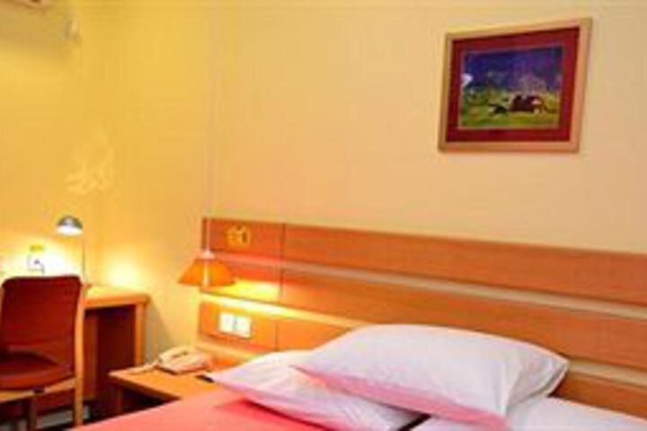 Room 5 of 14