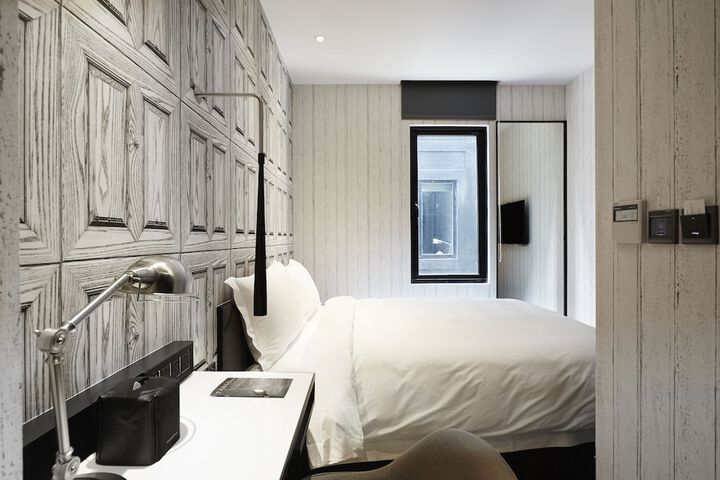 Room 6 of 61