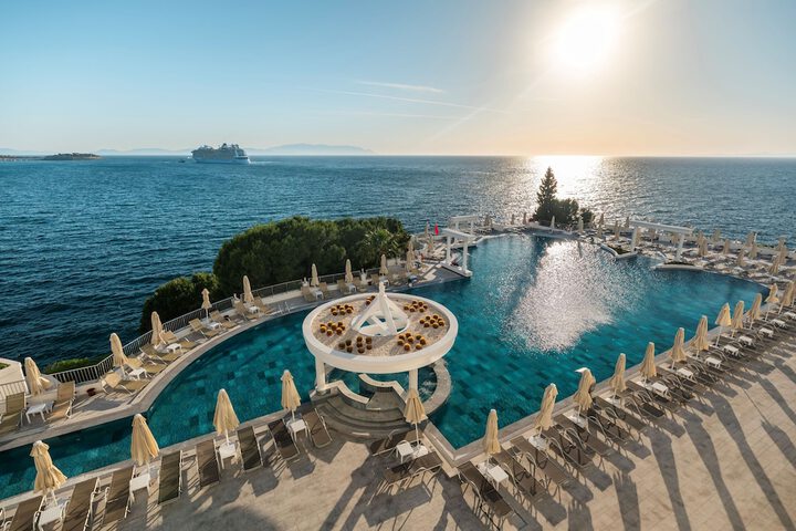 Hotel with Pool