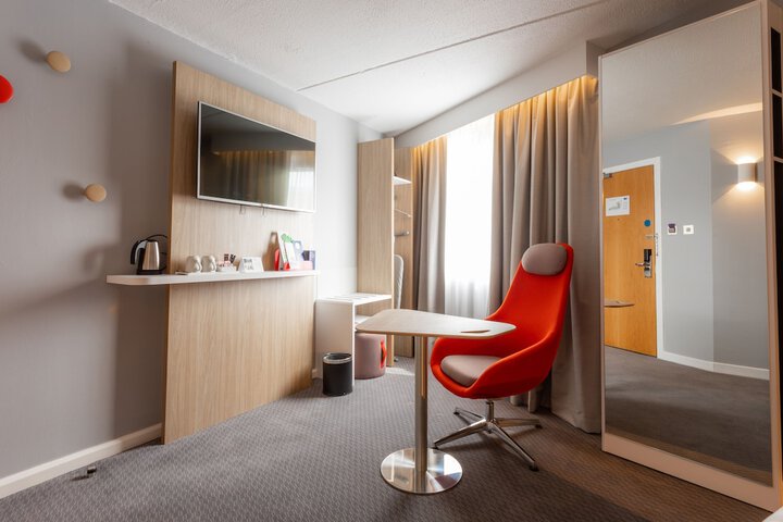 Room 6 of 76