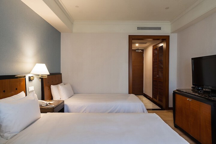 Room 32 of 66