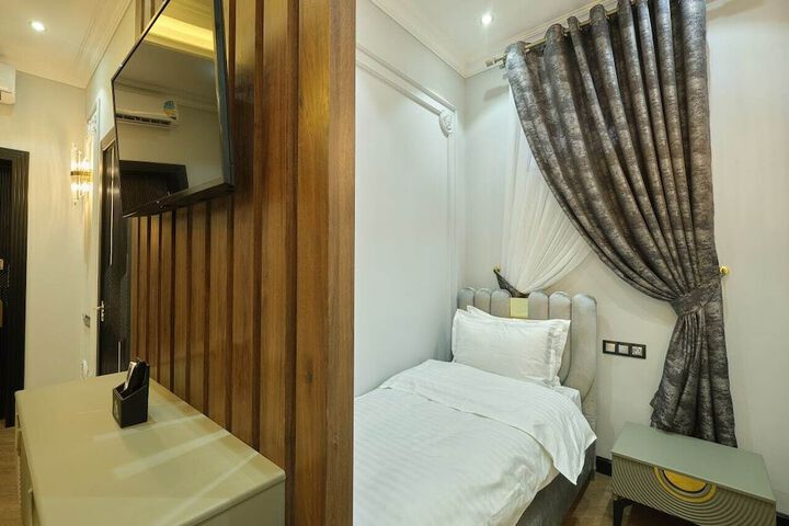 Room 32 of 78