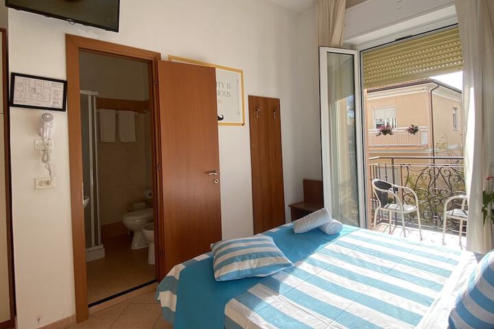 Room 32 of 142