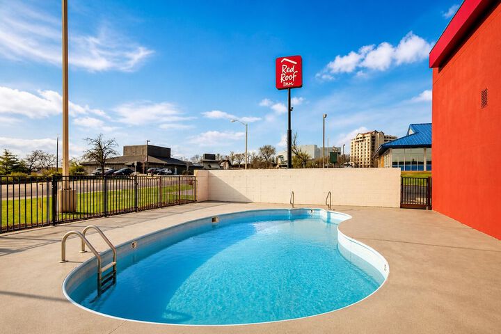 Swimming pool at Red Roof Inn Branson