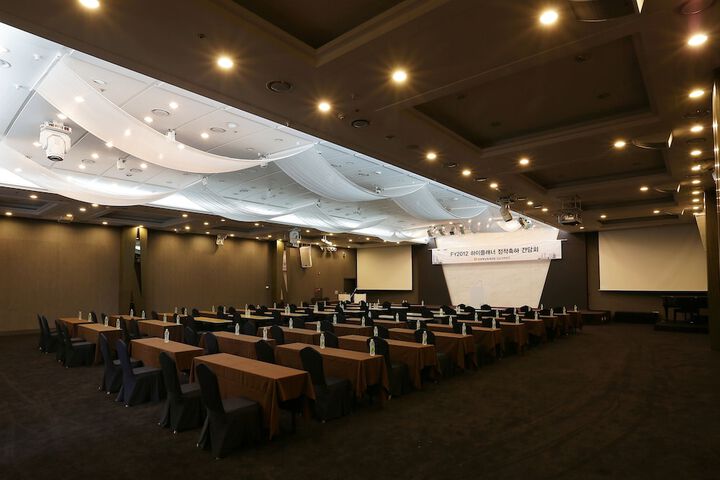 Banquet hall