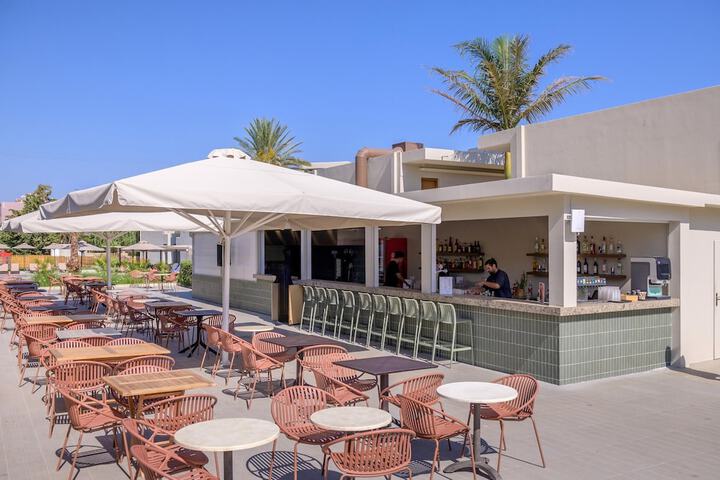 Lounge 104 of 123