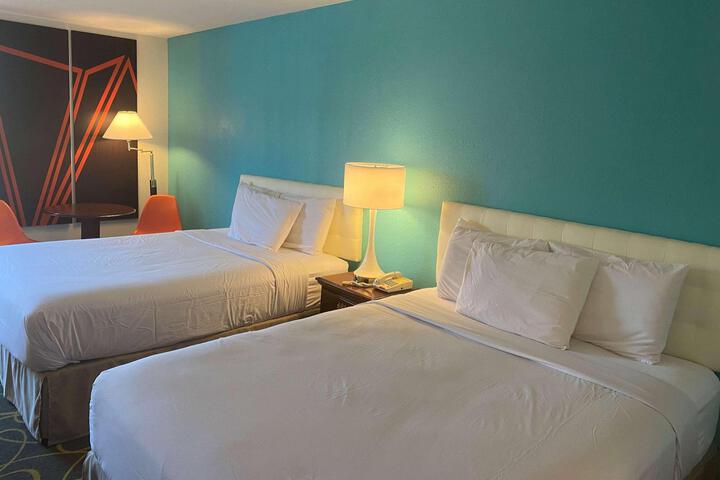2 Queen Beds (1 of 6)