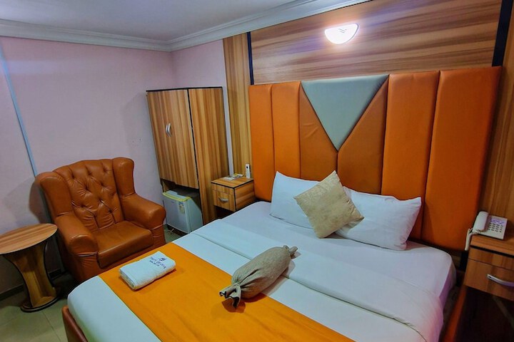 Room 8 of 19