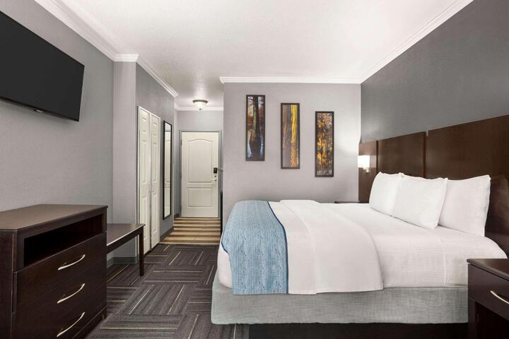 1 King Bed (2 of 12)