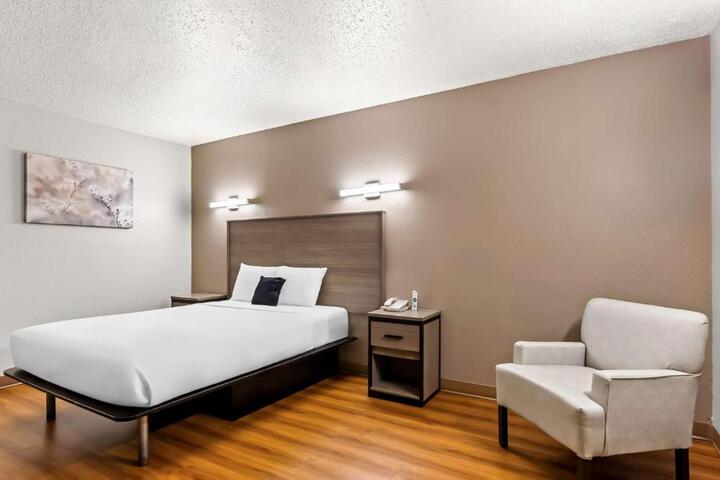 Queen Bed Accessible (5 of 13)