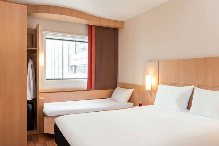 Room 16 of 110