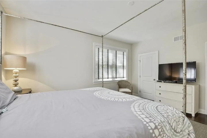Room 4 of 18