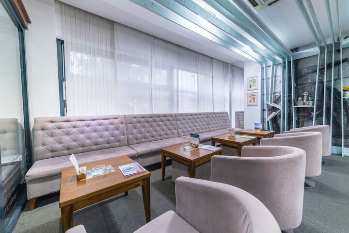 Lounge 92 of 103