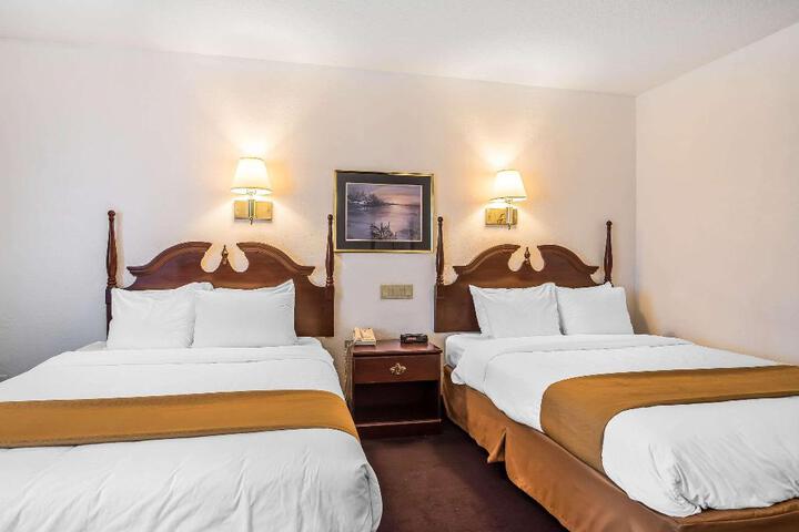 1 Queen Bed Accessible Room (5 of 10)