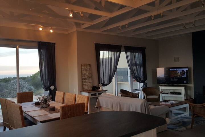 Room 4 of 8