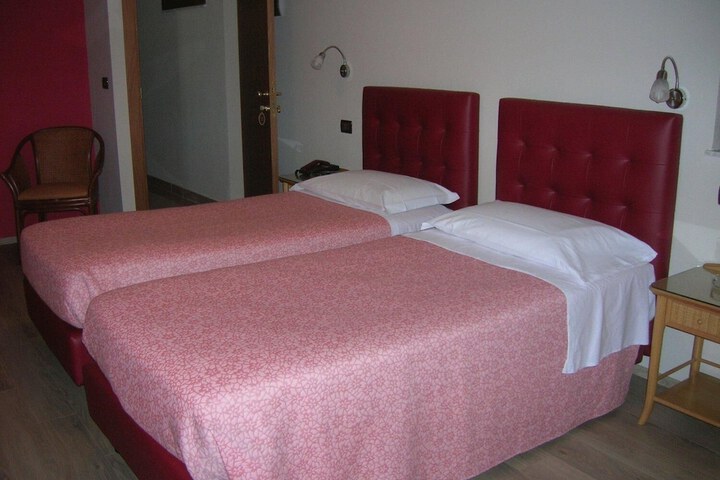 Room 6 of 32