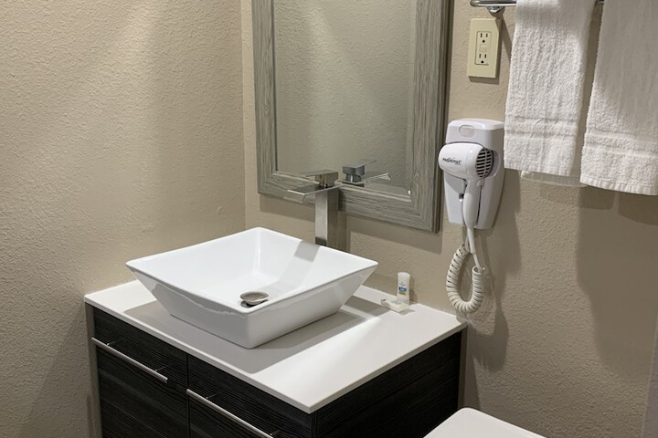 Premium King Bed (7 of 8)