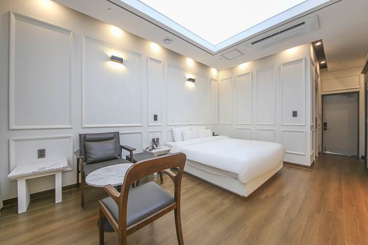 Room 32 of 77