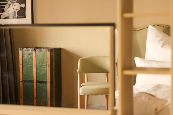 Room 11 of 80