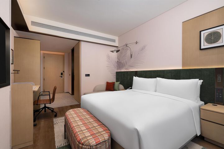 Room 13 of 38