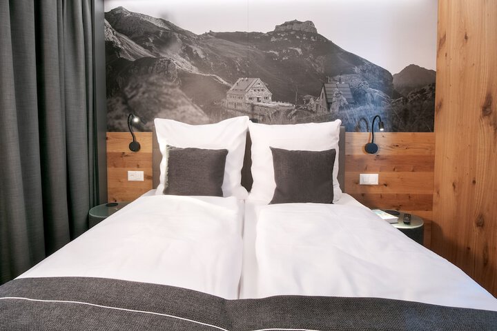 Room 8 of 20