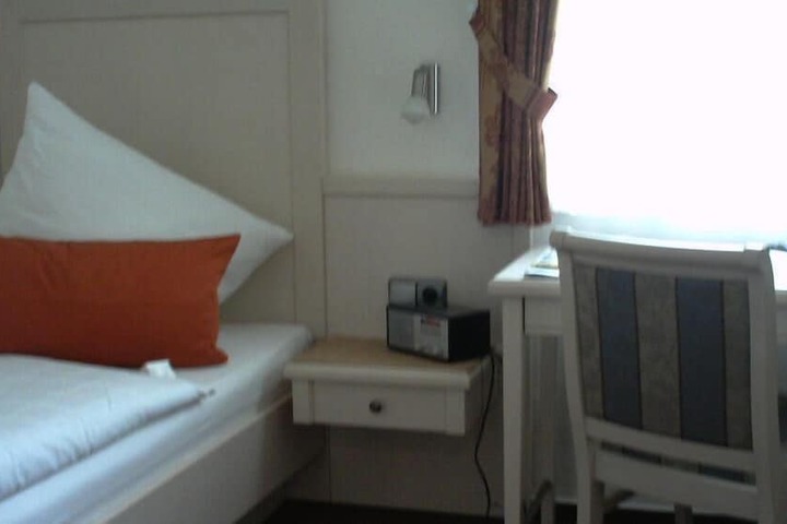 Room 6 of 33