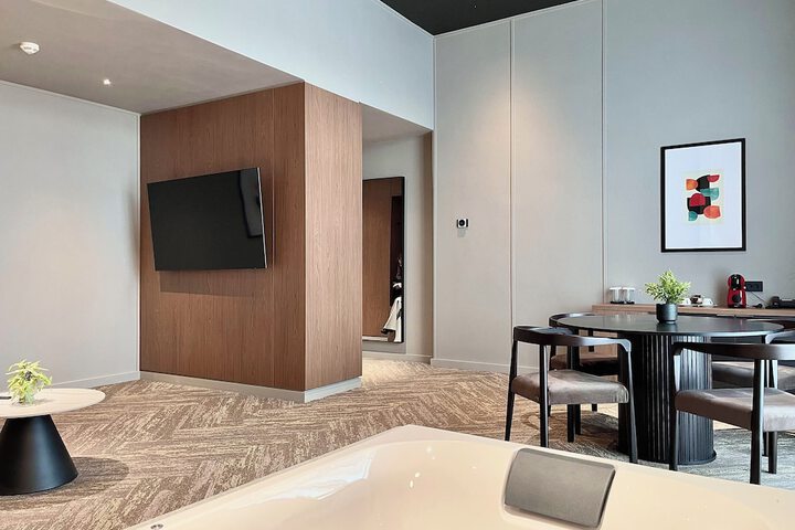 Room 80 of 93