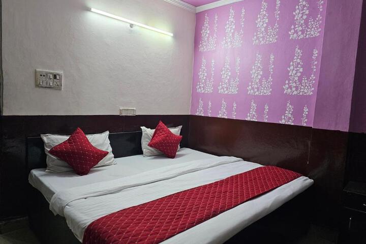Hotel Deurali Deluxe --02 Minutes Walk Nizamuddin Railway Station