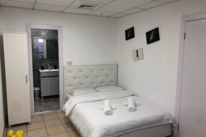 Room 4 of 140