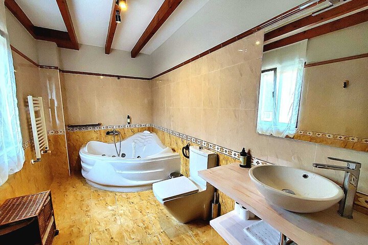 Room 16 of 28