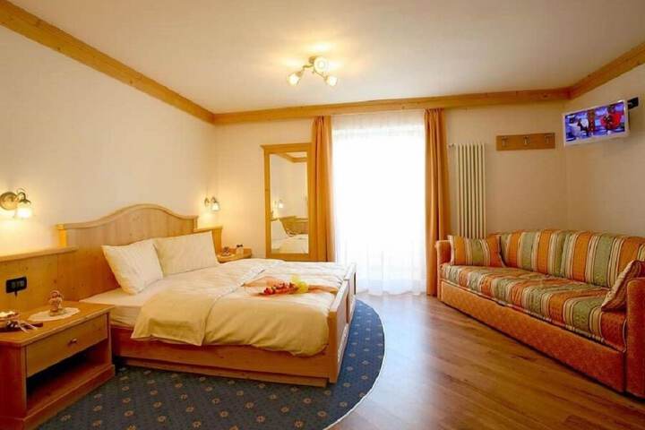 Room 7 of 12
